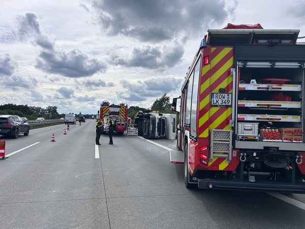 FW-ROW: Verkehrsunfall mit Wohnmobil auf der BAB 1 - Eine Person durch Feuerwehr gerettet