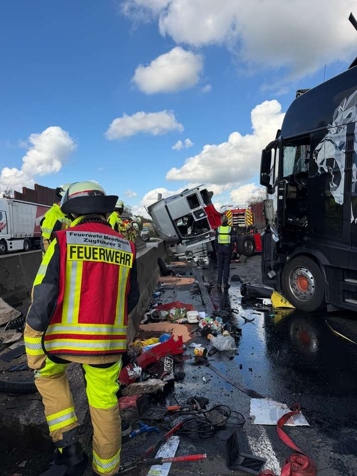 FW Meerbusch: Zwischenmeldung zu schwerem Verkehrsunfall auf der A57 mit möglichen Brückenschäden