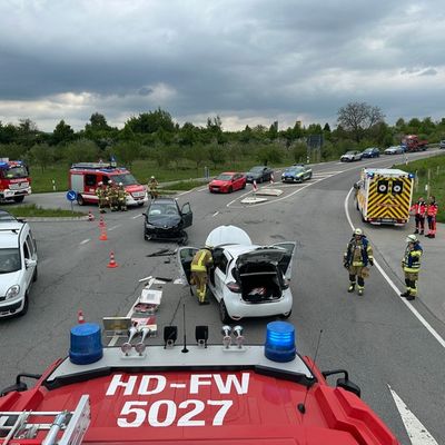 FW Weinheim: Verkehrsunfall auf der Kreisverbindungsstraße bei Weinheim - Zwei Leichtverletzte