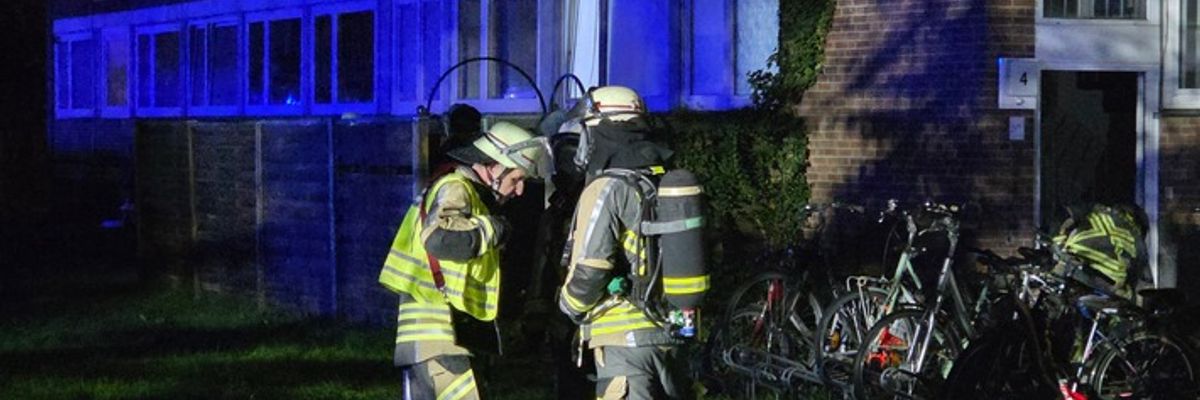 FW Bocholt: Brand in Kellerraum eines Mehrfamilienhauses - fünf Personen ins Krankenhaus gebracht