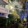 FW-E: Wohnung im Mehrfamilienhaus in Vollbrand - Fluchtweg für Bewohner durch den Brandrauch abgeschnitten - 10 Personen gerettet