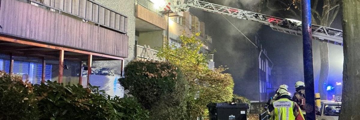 FW-E: Wohnung im Mehrfamilienhaus in Vollbrand - Fluchtweg für Bewohner durch den Brandrauch abgeschnitten - 10 Personen gerettet
