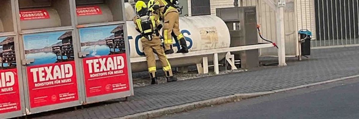 FW Alpen: Gasaustritt an Gastankstelle