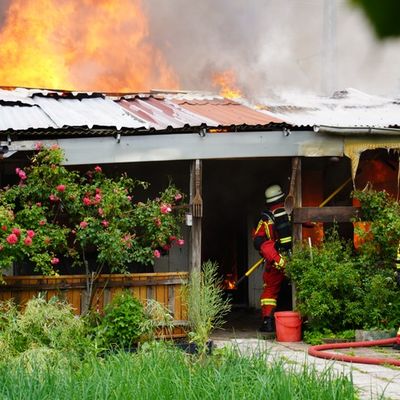 FW Neumünster: Feuerwehr Neumünster im Großeinsatz: Mehrere Gartenlauben in Vollbrand, schwierige Wasserversorgung erschwert Löscharbeiten