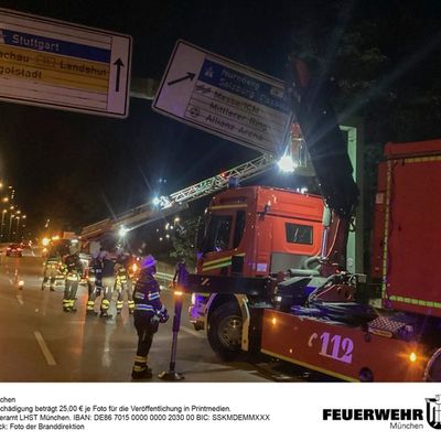 FW-M: Feuerwehr rettet Berufsverkehr (Olympiapark)