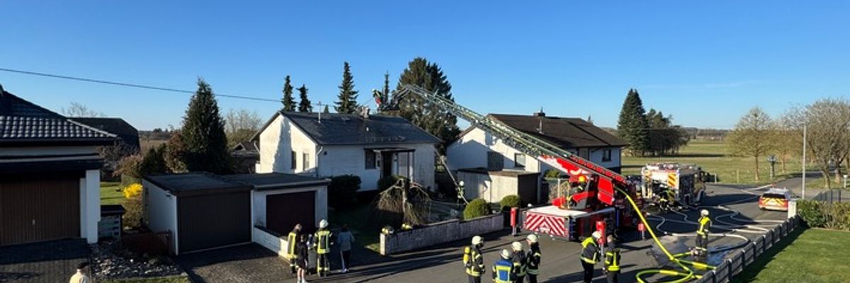 FW VG Westerburg: Kaminbrand greift auf Dachstuhl über - Feuerwehren verhindern größeren Gebäudeschaden