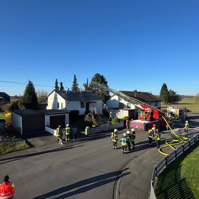 FW VG Westerburg: Kaminbrand greift auf Dachstuhl über - Feuerwehren verhindern größeren Gebäudeschaden