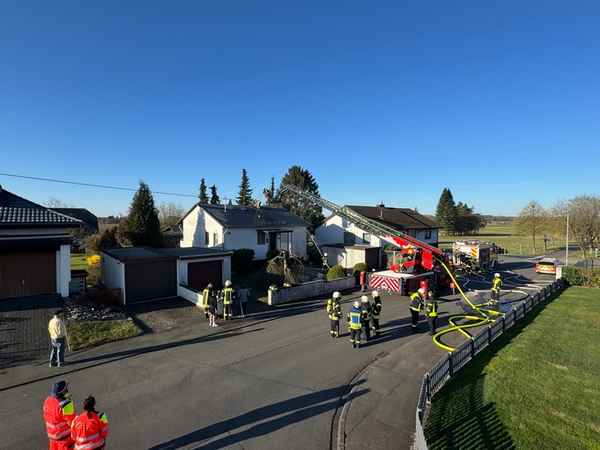 FW VG Westerburg: Kaminbrand greift auf Dachstuhl über - Feuerwehren verhindern größeren Gebäudeschaden