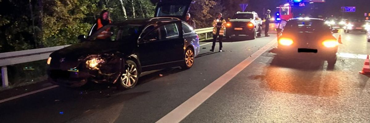 FW Hannover: Verkehrsunfall mit vier Fahrzeugen auf der A 37