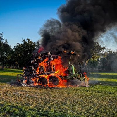 KFV Bodenseekreis: Ballenpresse in Vollbrand in Hefigkofen