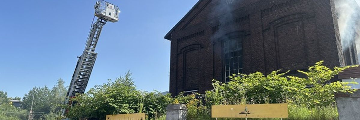 FW-DO: Feuer in Dortmund-Schüren - Lagerhalle an altem Zechenstandort brennt aus