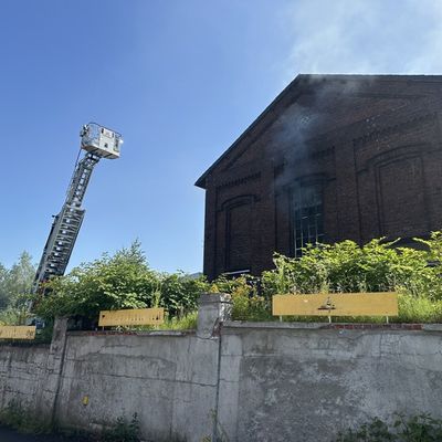 FW-DO: Feuer in Dortmund-Schüren - Lagerhalle an altem Zechenstandort brennt aus