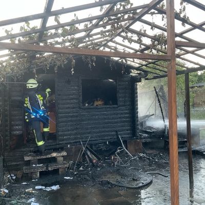 FW-MH: Vollbrand einer Gartenlaube in MH-Saarn