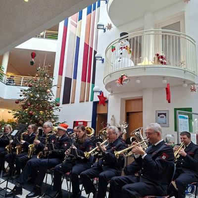 FW Tönisvorst: Musikzug der Freiwilligen Feuerwehr Tönisvorst bringt Weihnachtsfreude ins Altenheim St. Tönis