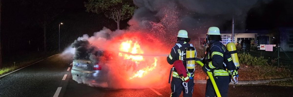 FW Celle: Verkehrsunfall in der Nacht - Pkw in Vollbrand