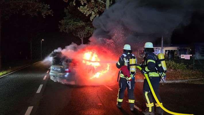 FW Celle: Verkehrsunfall in der Nacht - Pkw in Vollbrand