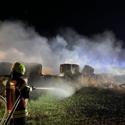 FW Reichenau: Brennende Riedballen gelöscht, Reichenau-Mittelzell - 11.04.2025