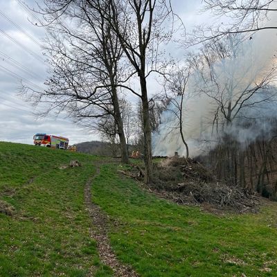 FW-Velbert: Flächenbrand an der Losenburger Straße