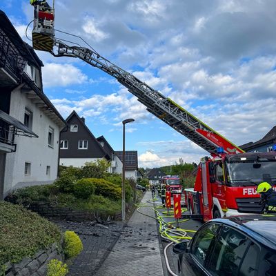 FW Wenden: Zimmerbrand in Wenden: Feuer greift von Balkon auf Wohnung und Dach über