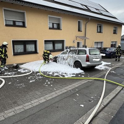FW VG Westerburg: PKW brennt in Rotenhain vollständig aus - Rauch dringt in Mehrfamilienhaus ein
