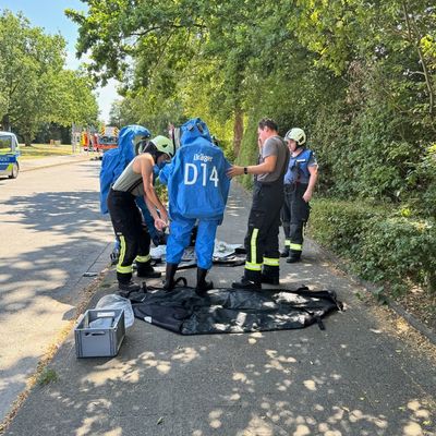 FW Dinslaken: Vollalarm für die Feuerwehr Dinslaken: Drei zeitgleiche Einsätze erfordern effizienten Kräfteeinsatz