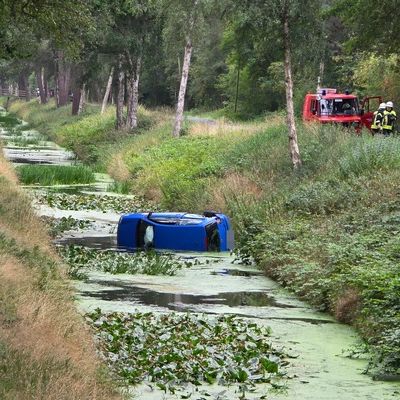 FW-ROW: PKW stürzt in den Oste-Hamme-Kanal - Fahrer bleibt unverletzt