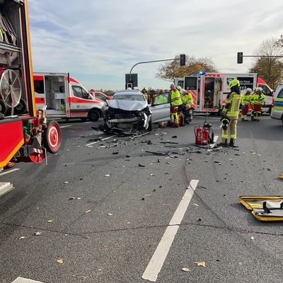 FW Alpen: Verkehrsunfall mit zwei Pkw
