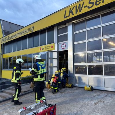 FW-AUR: Feuerwehren und THW gemeinsam bei Übung gefordert