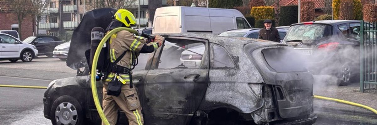 FW Gronau: Brand eines Fahrzeugs in einer Werkstatt und ein arbeitsreicher Tag für die Feuerwehr