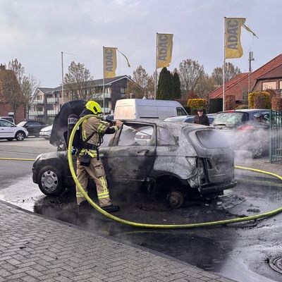FW Gronau: Brand eines Fahrzeugs in einer Werkstatt und ein arbeitsreicher Tag für die Feuerwehr