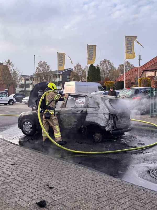 FW Gronau: Brand eines Fahrzeugs in einer Werkstatt und ein arbeitsreicher Tag für die Feuerwehr