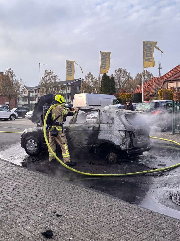 FW Gronau: Brand eines Fahrzeugs in einer Werkstatt und ein arbeitsreicher Tag für die Feuerwehr