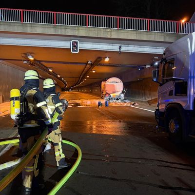 FW-E: Gefahrguteinsatz nach Verkehrsunfall auf der BAB 52 - Autobahn stundenlang gesperrt