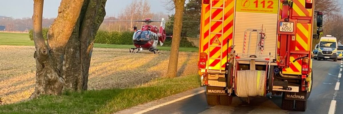 FW Ratingen: Zwei Personen lebensbedrohlich und schwer verletzt bei Verkehrsunfall