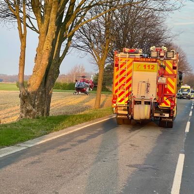 FW Ratingen: Zwei Personen lebensbedrohlich und schwer verletzt bei Verkehrsunfall
