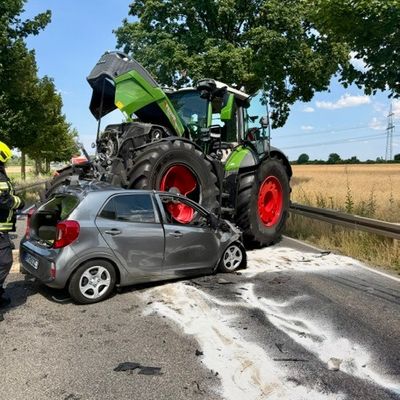 FW Bergheim: Verkehrsunfall zwischen Traktor und Pkw in Bergheim-Rheidt - Fahrer verstirbt trotz aufwendiger Rettungsmaßnahmen