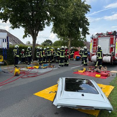 FW-AUR: Fahrerin nach Kollision mit Baum aus PKW geschnitten