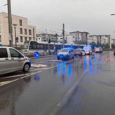FW Weinheim: Entstehungsbrand in Straßenbahn - Feuerwehr Weinheim mehrfach am Mittwoch gefordert