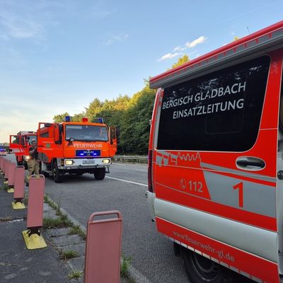 FW-GL: Feuerwehr Bergisch Gladbach unterstützt bei Waldbrand in Rösrath-Brand