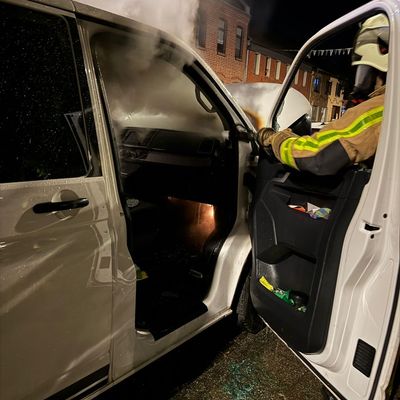 FW Grevenbroich: Sechs Bewohner nach Feuer auf Balkon im Krankenhaus / Zwei Brände fordern Grevenbroicher Feuerwehr während des Schützenfestes