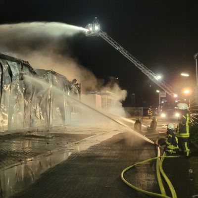 FW-OE: Vollbrand eines Handwerksbetriebs in Lennestadt-Altenhundem