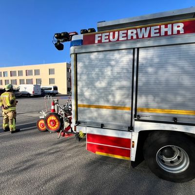 FW Weinheim: Feuerwehr Weinheim bei Brandmeldealarm und Rettungsdiensteinsatz gefordert
