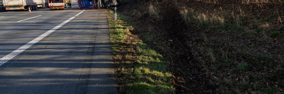 FW Porta Westfalica: 22.01.2026 - A2: Schwerer LKW-Unfall / 1 Verletzter