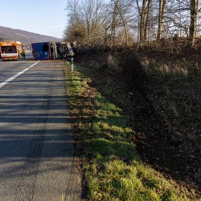 FW Porta Westfalica: 22.01.2026 - A2: Schwerer LKW-Unfall / 1 Verletzter