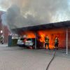 FW-AUR: Brennende Autos greifen auf Unterstand über