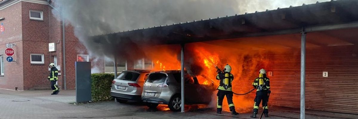 FW-AUR: Brennende Autos greifen auf Unterstand über