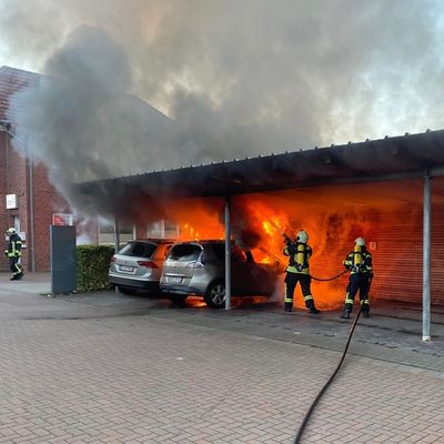 FW-AUR: Brennende Autos greifen auf Unterstand über