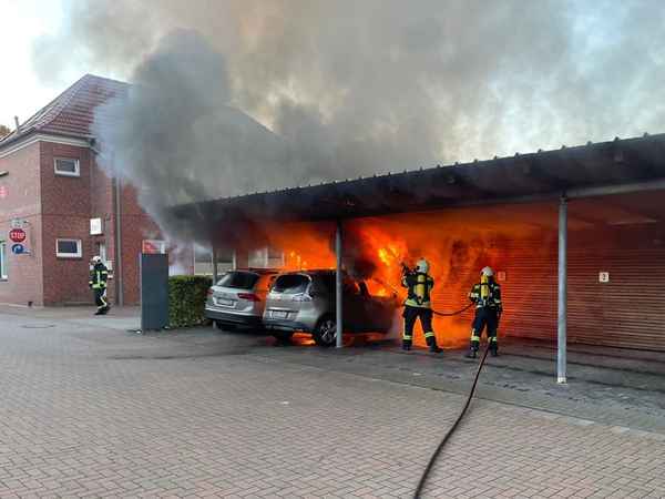 FW-AUR: Brennende Autos greifen auf Unterstand über