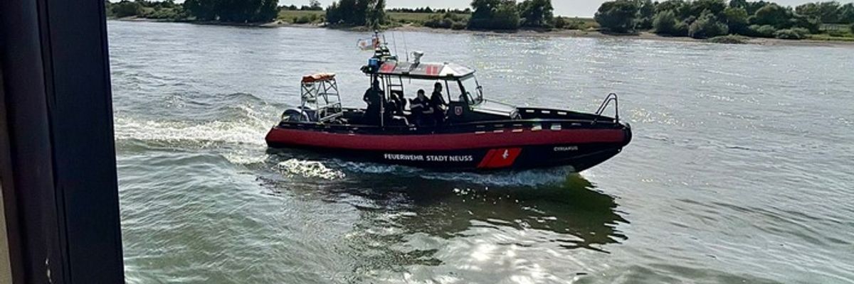 FW-NE: Mehrere Personen im Rhein | Einsatz am Sporthafen in Neuss Grimlinghausen