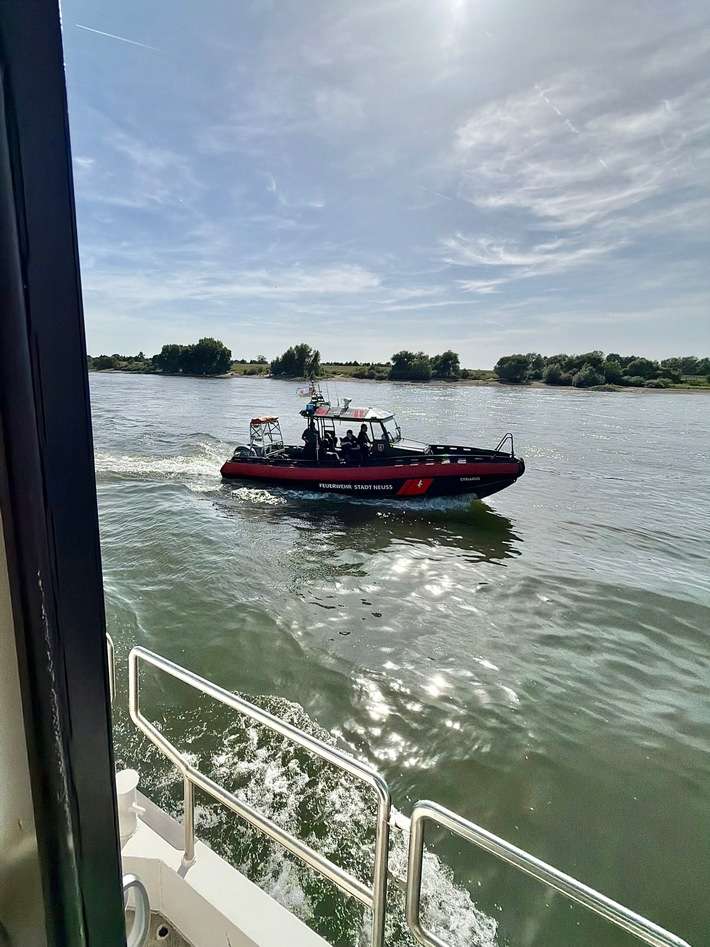 FW-NE: Mehrere Personen im Rhein | Einsatz am Sporthafen in Neuss Grimlinghausen